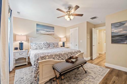 New! Renovated Villa With Golf Views Walk To Beach!
