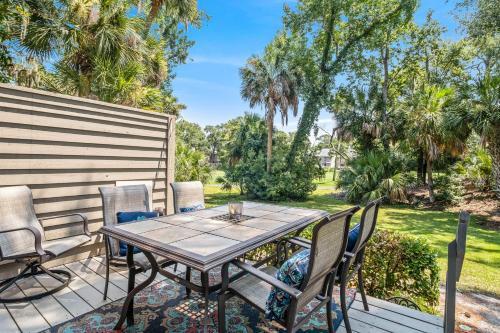 New! Renovated Villa With Golf Views Walk To Beach!