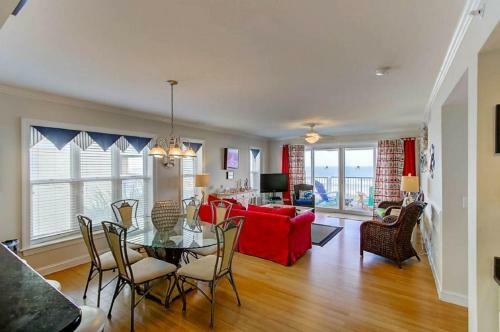 1010 Ocean Palms 201