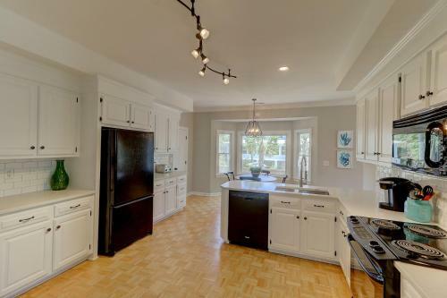8 44th Avenue