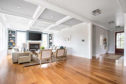 Pelican - Modern Beach Retreat W Patio & Pool