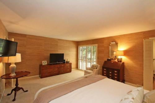 7 Edgewater Ally