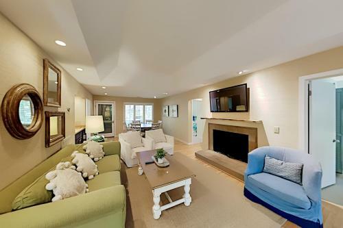 Charming Creekside Cottage With Pool & Screened Porch Home