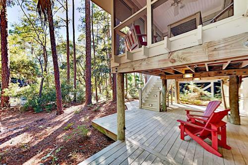 Charming Creekside Cottage With Pool & Screened Porch Home