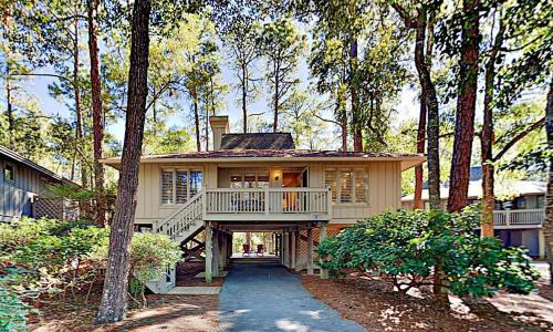 Charming Creekside Cottage With Pool & Screened Porch Home