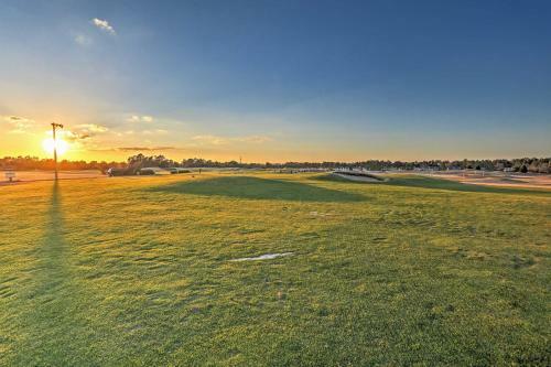 Apartamento Condo On Golf Course With Pool - 10 Mi To Boardwalk!
