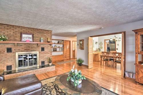 Updated Elizabethton House With Deck On Watauga River
