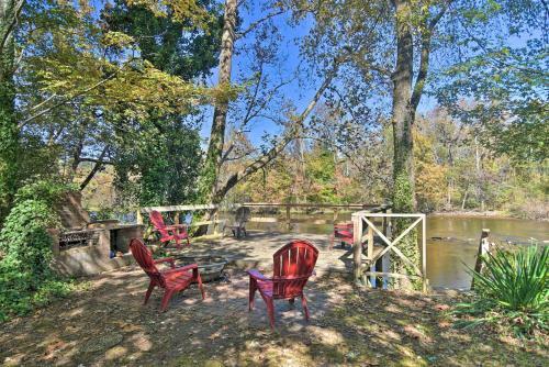 Updated Elizabethton House With Deck On Watauga River