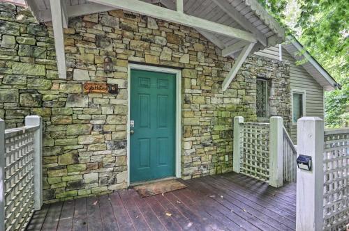 Quaint Home With Pool Access - 3 Miles To Downtown!