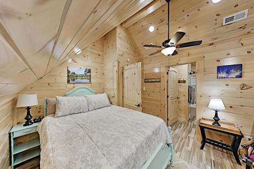 Mountain Wolf's Cabin - Basecamp Near Downtown Home
