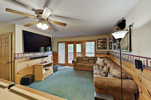 The Bear Essentials Getaway With Hot Tub Cabin