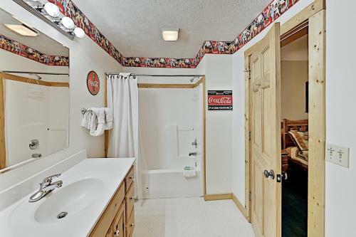 The Bear Essentials Getaway With Hot Tub Cabin