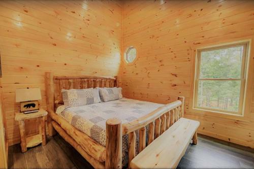 Luxury 5/5.5 Cabin: Theater + Game Room!
