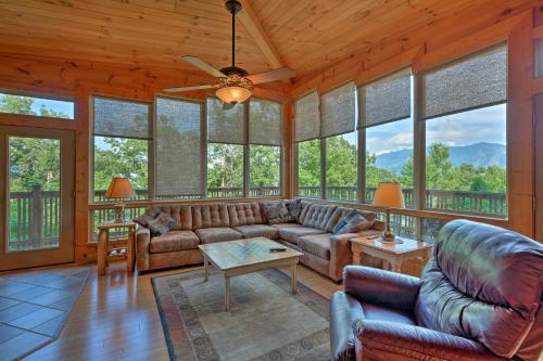 Cabin With Mount Leconte Views, Hot Tub, Pool Table!