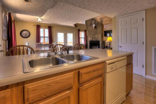 Bear Run Getaway #1136 By Aunt Bug's Cabin Rentals