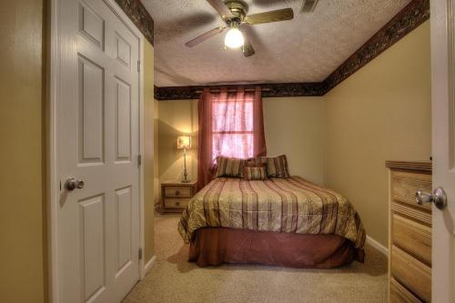 Bear Run Getaway #1136 By Aunt Bug's Cabin Rentals