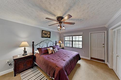 Apartamento Luxe Creekside End Unit With Pool - Walk Downtown! Condo