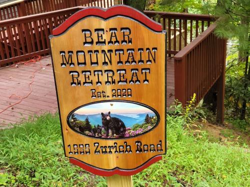 Bear Mountain Retreat - Big Views, Spa, Game Room Home