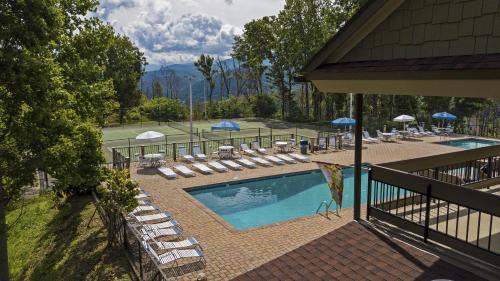 Bear Mountain Retreat - Big Views, Spa, Game Room Home