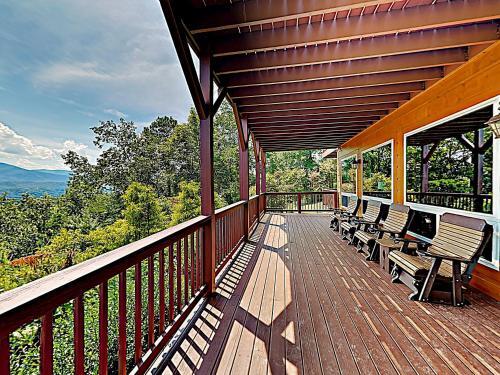Mountain-view Estate On 1.61 Acres - Sleeps 25 Villa
