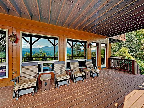 Mountain-view Estate On 1.61 Acres - Sleeps 25 Villa