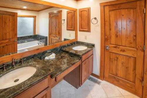 Mountain-view Estate On 1.61 Acres - Sleeps 25 Villa