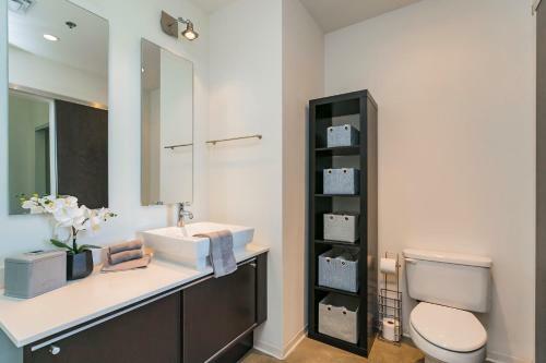 Mid Century Modern Downtown Condo 30+ Night Min