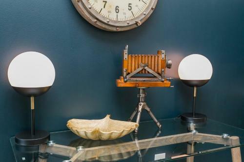 Mid Century Modern Downtown Condo 30+ Night Min