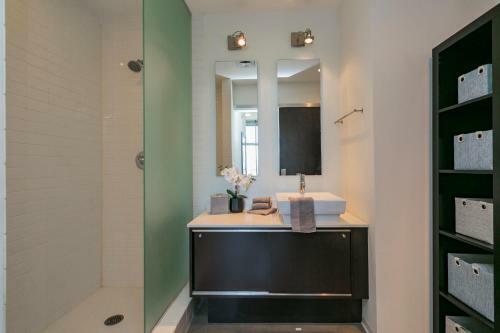 Mid Century Modern Downtown Condo 30+ Night Min