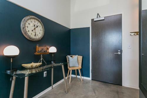 Mid Century Modern Downtown Condo 30+ Night Min