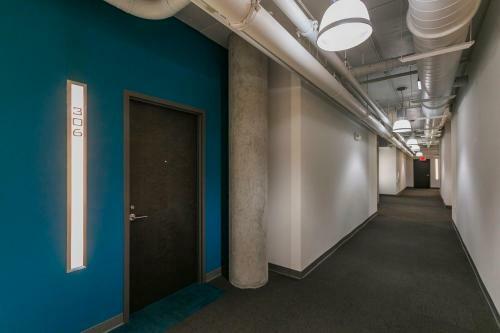 Mid Century Modern Downtown Condo 30+ Night Min