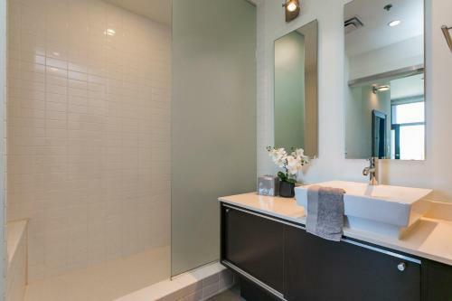 Mid Century Modern Downtown Condo 30+ Night Min