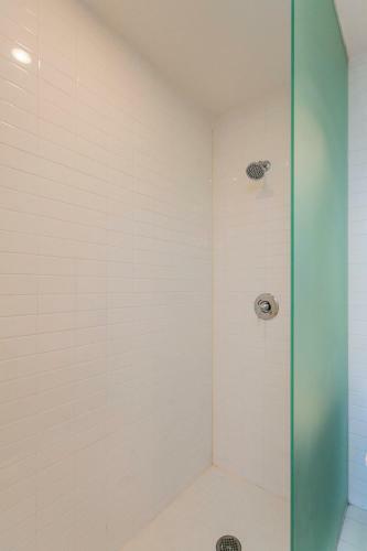 Mid Century Modern Downtown Condo 30+ Night Min