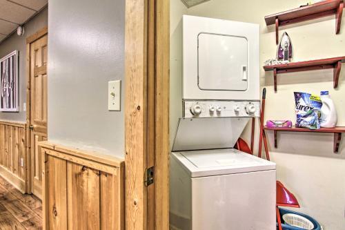 Cozy Pigeon Forge Escape With Spacious Deck And Hot Tub