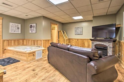 Cozy Pigeon Forge Escape With Spacious Deck And Hot Tub