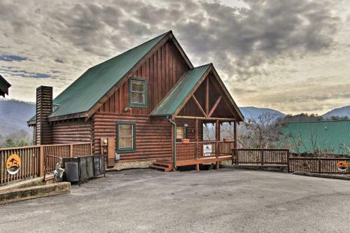 Smoky Mountains Cabin With Hot Tubs And Views!