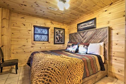 Luxe Cabin With Hot Tub, Theater, Pool Table, Arcade