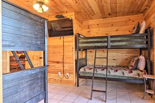 Luxe Cabin With Hot Tub, Theater, Pool Table, Arcade