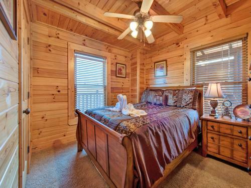 Misty Mountain Hideaway, 3 Bedrooms, Sleeps 10, Pool Access, Wifi