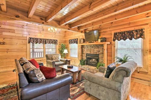 Pigeon Forge Cabin With Hot Tub, 2 5 Mi To The Strip