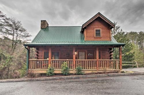 Pigeon Forge Cabin With Hot Tub, 2 5 Mi To The Strip