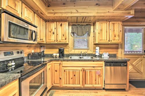Pigeon Forge Cabin With Hot Tub, 2 5 Mi To The Strip
