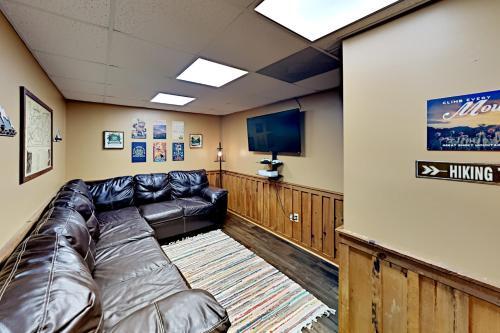 Secluded Creekside Retreat With Private Hot Tub Cabin