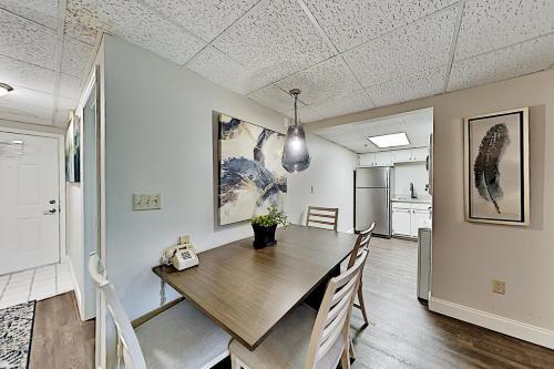 Apartamento Dual-suite Riverside Condo - Pool, Mountain Views Condo