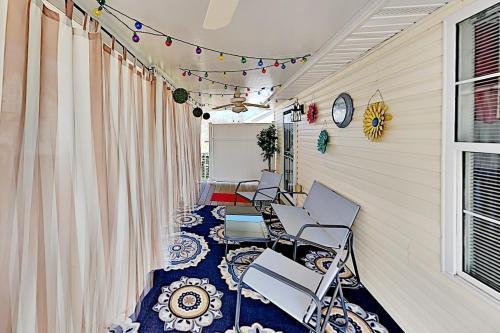 Handicap-friendly Getaway - 1 Mile To Attractions Home