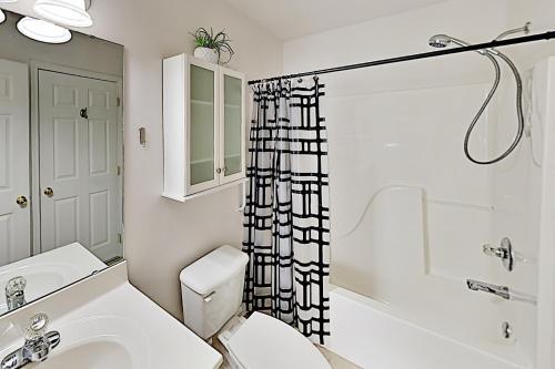 Handicap-friendly Getaway - 1 Mile To Attractions Home