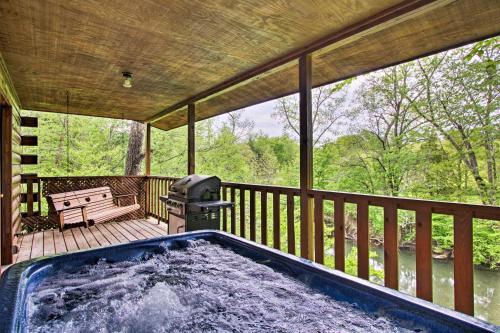 Riverfront Cabin With Fire Pit - 5 Mi To Pigeon Forge