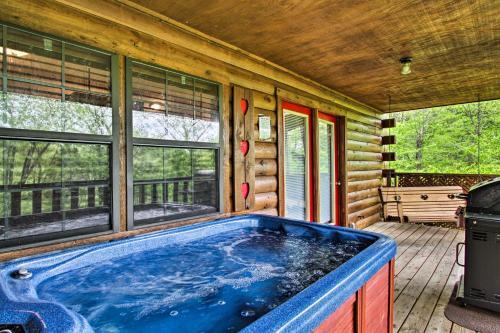 Riverfront Cabin With Fire Pit - 5 Mi To Pigeon Forge