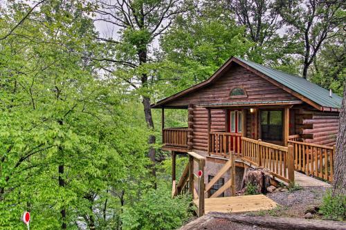 Riverfront Cabin With Fire Pit - 5 Mi To Pigeon Forge