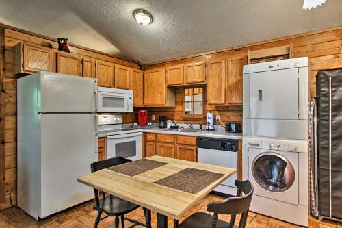 Riverfront Cabin With Fire Pit - 5 Mi To Pigeon Forge